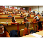 Los estudiantes de segundo de la ESO tuvieron dos horas para escribir sus relatos en la Facultad de Económicas. JESÚS F. SALVADORES