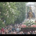 Unas treinta mil personas acompañaron a la Virgen del Camino en su largo y emotivo peregrinaje desde el santuario hasta la Catedral, en la que permanecerá hasta el último día del mes de mayo.
