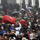 Varias personas portan el féretro del político opositor tunecino Chukri Bel Aid.