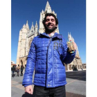 Dos iconos de León, Juanín García con su medalla de bronce en el Mundial, y la catedral.