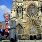 El escritor británico Ken Follet posa delante de la catedral de Notre Dame de París