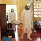 Unos médicos trasladan a un enfermo de ébola en una clínica de Foya, Liberia.