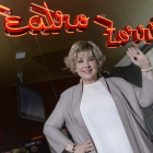 La cantante Karina posa ante el teatro Zorrilla de Valladolid, donde dará comienzo la gira el sábado.