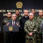 El presidente de Colombia Ivan Duque frente habla al termino de un Consejo de Seguridad acompanado por su ministro de Defensa Guillermo Botero y sus altos mandos militares en Bogota.