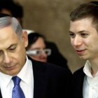 Binyamin Netanyahu (izquierda) con su hijo Yair, en marzo del 2015.