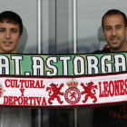 Orodea, izquierda, podría cambiar los colores de la Cultural por los del Astorga hasta el 30 de junio. En la imagen, con el capitán del equipo maragato David Bandera.
