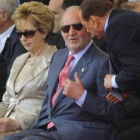 El rey Juan Carlos conversa con Silvio Berlusconi.