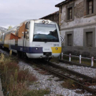 Un tren de Feve entra en la estación de ferrocarril de Cistierna. CAMPOS