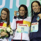 Erika Villaécija, en el centro, Mireia Belmonte, izquierda, y Kate Ziegler posan con sus medallas.