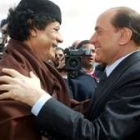 Gadafi y Berlusconi se abrazan en el desierto libio de Sirte