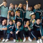 Los alumnos del colegio San Juan de la Cruz posan con su pieza de fruta.