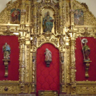 El recién restaurado retablo de Paradilla de la Sobarriba estaba oscurecido por el polvo y el humo que desprenden las velas. DL