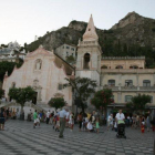Escena de vida callejera en Taormina (Sicilia), en una imagen de archivo.