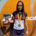 Aysha Carrera Martínez con el trofeo de campeona en el Nacional de pádel en categoría infantil y la medalla de oro. DL