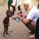 Una activista danesa da de beber a un niño de dos años en Nigeria que había sido abandonado en la calle por su familia acusado de brujo