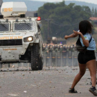 Venezolanos se enfrentan a los Policias de la Guardia Nacional en la frontera entre Pacaraima  Brasil  y Venezuela.