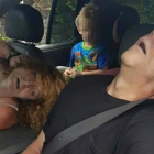 Un niño en el asiento trasero de un coche, con su madre y un hombre incoscientes por el consumo de heroína, en East Liverpool, estado de Ohio, en septiembre del 2016