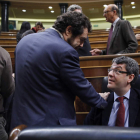 El diputado de Ciudadanos, Miguel Gutiérrez, conversa con el ministro de Energía, Álvaro Nadal. J.C.H.