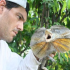 El leonés Frank Cuesta con dos animales exóticos.