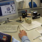 Un agente local maneja el sistema informático con el que cuenta la policía municipal.