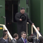 Kim Jong-un baja del tren en la estación de Jasán, en suelo ruso, este miércoles.