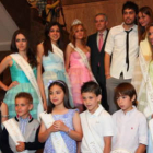 El alcalde y Dani Martínez posan con la Reina, las Damas, el Príncipe y la Princesa de las fiestas.
