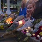 Tributo con flores y velas en memoria de la diputada británica Jo Cox, anoche, en Londres.