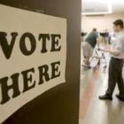 Un votante hace cola para ejercitar su derecho en un colegio electoral de Palmyra, en Pensilvania
