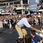 El candidato republicano Mitt Romney saluda a sus seguidores en Florida.
