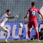 Benzema celebra uno de los dos goles que anotó ante el Elche y que le dieron el triunfo al Madrid. HUESCA