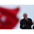 Recep Tayyip Erdogan se dirige a sus partidarios ayer,  fuera de su casa tras ganar la segunda vuelta de las elecciones turcas. TOLGA BOZOGLU