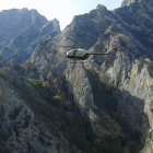 Imagen de archivo de la actuación del helicóptero del Greim en el rescate de un montañero en la Ruta del Cares. DL