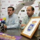 Juan Arias y Francisco Castañón durante la presentación del trofeo