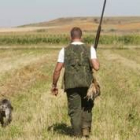 Un cazador se dispone a iniciar la jornada junto a su perro