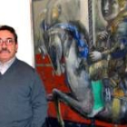 El veterano artista madrileño Daniel Merino posa junto a una de sus obras