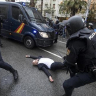 Una de las cargas policiales del 1-O en la escuela Ramon Llull, en Barcelona.