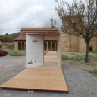 El kiosco informativo que ha instalado la Junta frente al monumento va a permanecer ahí un año enter