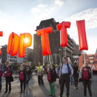 Unos manifestantes portan globos con los que piden que se pare el TTIP, esta semana en Bruselas.
