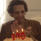 La cumpleañera, Paca Carracedo, celebra su aniversario rodeada de su familia.