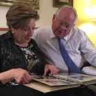 Robert Tansill Oliver y Maribel Calvo, padres de uno de los pasajeros fallecidos en el accidente de Germanwings,miran un álbum de fotos familiar, el sábado en Barcelona.