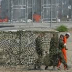 Soldados del ejército de EE. UU. en la base militar de Guantánamo custodian a un prisionero afgano