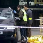 Unos policías inspeccionan el coche en el que viajaba el hombre muerto