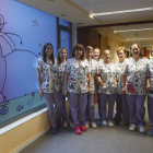 Enfermeras y auxiliares del Hospital de León posan con el nuevo uniforme estrenado ayer.