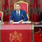 El rey Mohamed VI (centro),   junto a su hijo y principe heredero, Mulay Hasan (izquierda) y su hermano Mulay Rachid,  durante un discurso televisado la pasada semana.