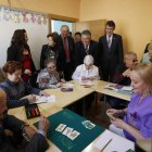Al la izquierda, el secretario de Estado y el alcalde con los usuarios del aula de alzhéimer; a la derecha saludan a varias personas durante la inauguración. JESÚS F. SALVADORES