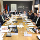 García, junto al resto de delegados y los consejeros Silván, De Santiago-Juárez y Clemente.