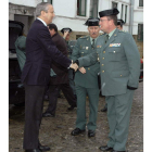 El director general de la Guardia Civil, Fernández de Mesa, saluda a los mandos de Ceuta.