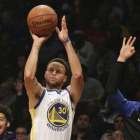 Curry en la victoria de los Golden State Warriors ante Brooklyn Nets.