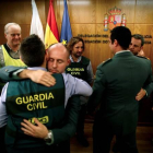 Agentes de la Guardia Civil se abrazan al término de la comparecencia ante los medios de comunicación