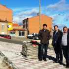 El alcalde, Manuel García, junto a representantes de su equipo de gobierno, visitando las obras.